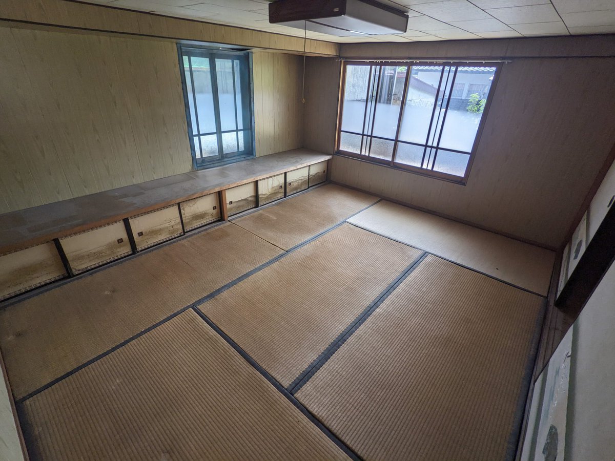 兵庫県養父市の物件の2面採光で明るい、2階の6帖の和室です。