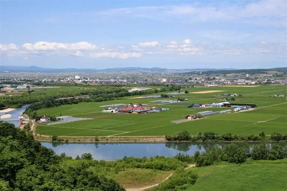 北海道深川市は農畜産業が盛ん。こんな絶景が広がっている。サクランボやリンゴなどを多く生産する果樹王国で、ブランドの「深川牛」や「ふかがわポーク」もおいしい！