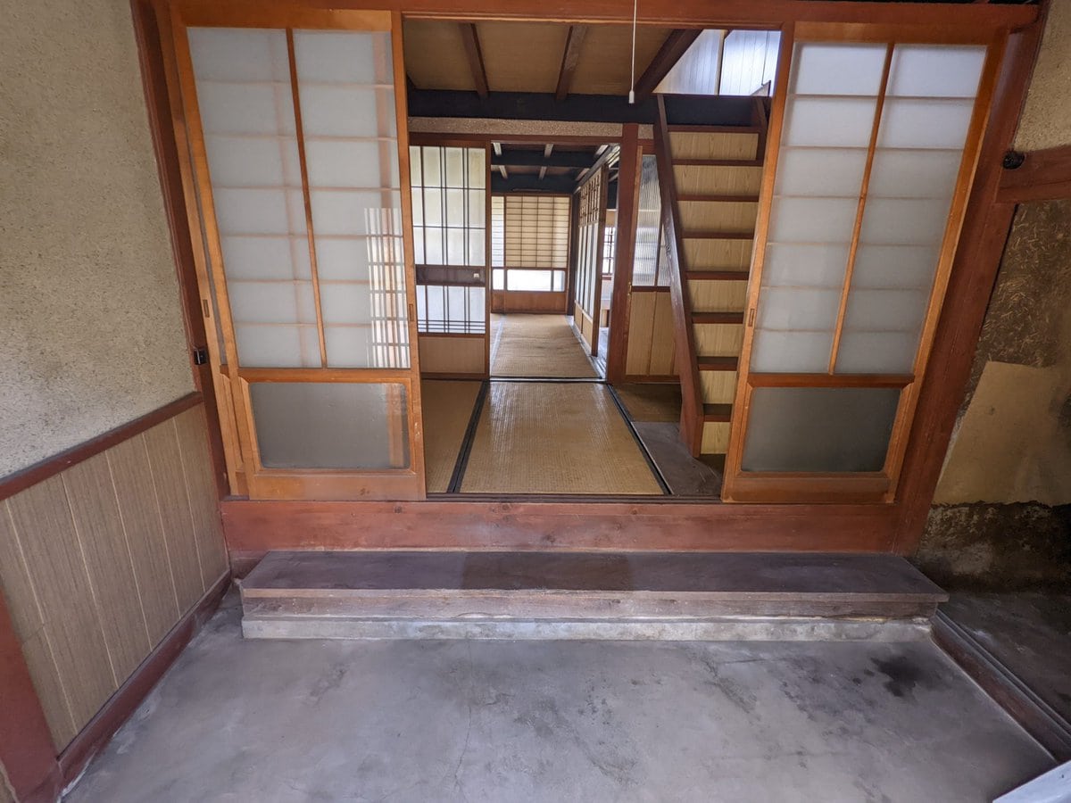 兵庫県養父市の物件の広い玄関は、開き戸のうち扉があり、開放感のある間取りならではの空調の問題を軽減してくれます。