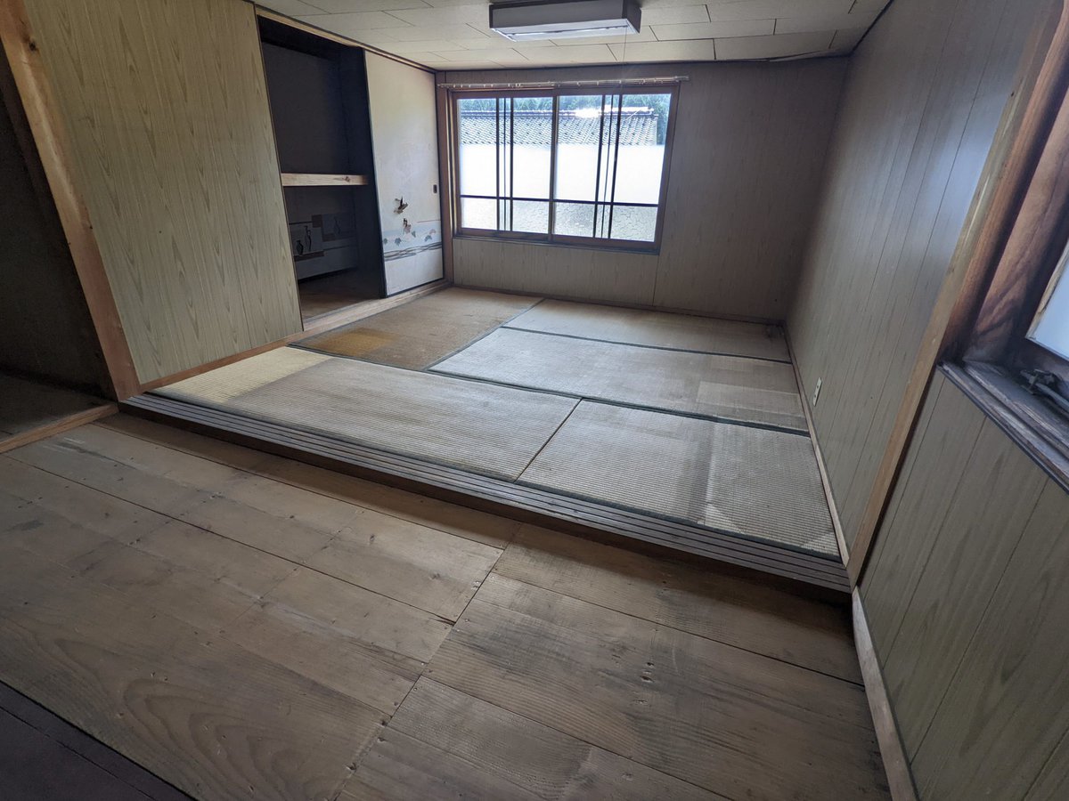 兵庫県養父市の物件の2階の4.5帖の和室です。