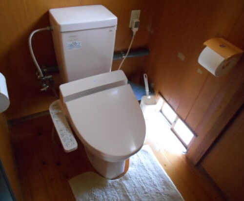 宮崎県えびの市の物件のトイレは、温水洗浄機能付きです。