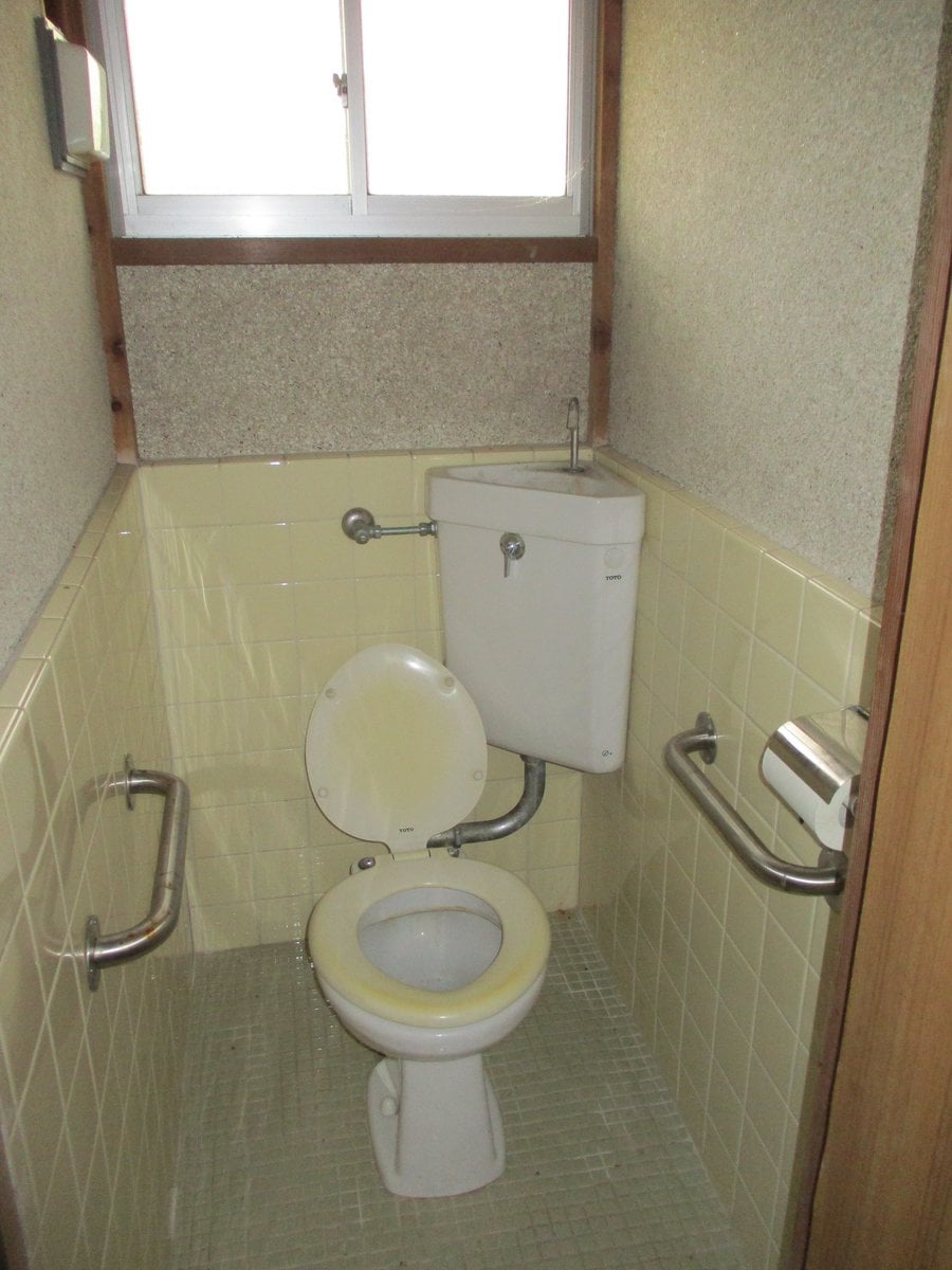 千葉県南房総市の物件のトイレは2つ（洋式と和式）あり、ともに汲み取り式です。洋式は簡易水洗タイプですが、古さは感じられる状態なのでリフォームを検討してもよいかもしれません。