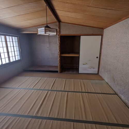 兵庫県養父市の物件の1階のもうひとつの8帖の和室です。木目の三角天井がどこかモダンな雰囲気を醸し出しています。