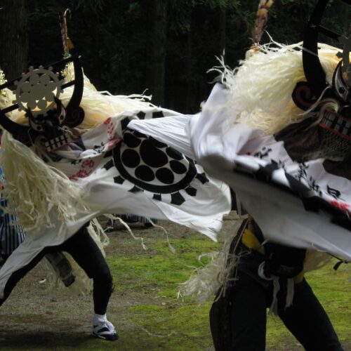 岩手県遠野市の郷土芸能のひとつである「しし踊り」。毎年秋に開催される「日本のふるさと遠野まつり」では、市内の60を超える芸能団体が集い、歴史ある芸能の数々が披露されます。