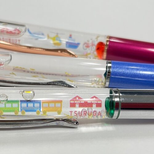 北陸新幹線の敦賀までの延伸を記念した福井県敦賀市の「昭和レトロなおもちゃ展」では、夏休み期間にワークショップを開催！自分の好きな絵やパーツで「水に揺らめくのりものペン」を作ることができます！