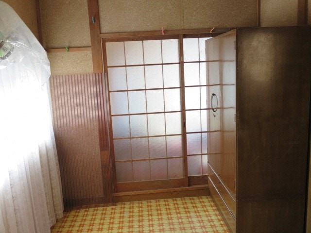 静岡県南伊豆町の物件の和室とガラス襖で区切られた2階の5帖の洋室です。