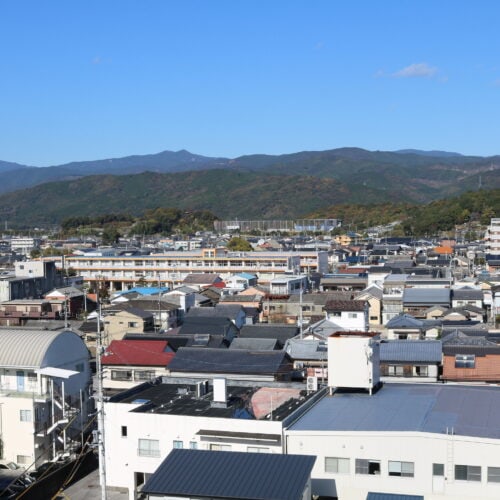 高知県香美市土佐山田町は、便利な「町暮らし」を求めるならおすすめのエリアです。JR駅や市役所本庁があり、中心部に病院や商店も集まっており、利便性の高い地域です。また、標高が高く、地盤も良いため、津波の心配がありません。