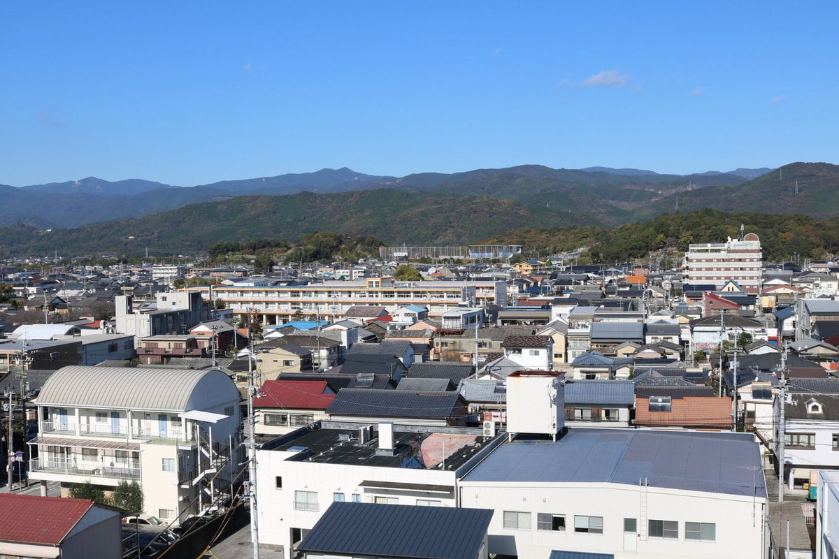 高知県香美市土佐山田町は、便利な「町暮らし」を求めるならおすすめのエリアです。JR駅や市役所本庁があり、中心部に病院や商店も集まっており、利便性の高い地域です。また、標高が高く、地盤も良いため、津波の心配がありません。