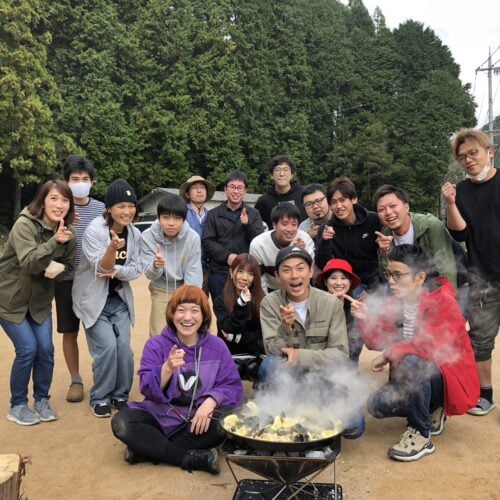 「女と男」の市川さんがクラウドファンディングのリターンとして敷地内でBBQイベントを開催。アウトドア芸人たけだバーベキューも参加！