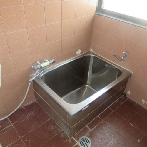 広島県三次市の物件の浴室。バスタブは少しこぢんまりとしていますが、水道費や燃料費が節約できていいかも。