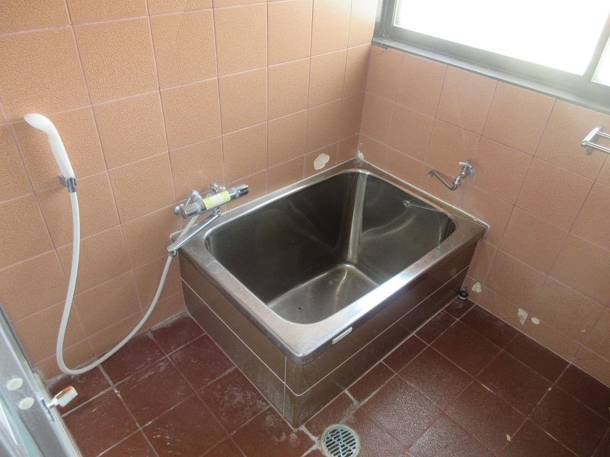 広島県三次市の物件の浴室。バスタブは少しこぢんまりとしていますが、水道費や燃料費が節約できていいかも。