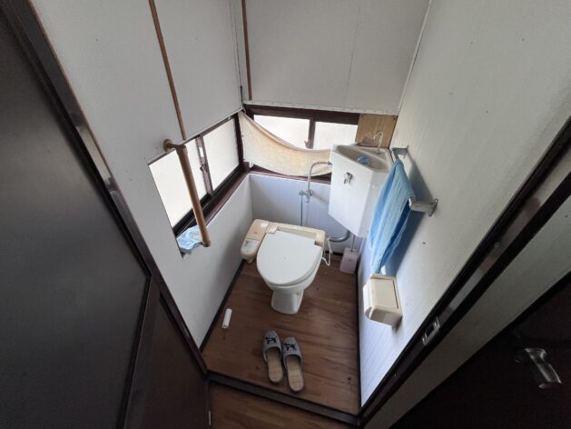 愛媛県忽那諸島の中島北西部にある古民家の別の場所にあるトイレ。こちらは温水洗浄便座付きの水洗トイレです。