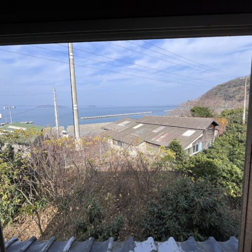 愛媛県忽那諸島の中島北西部にある古民家です。離れの2階からの景観。冬は風が吹く日が多いものの、春から秋にかけては瀬戸内海ならではの穏やかな海が眺められます。
