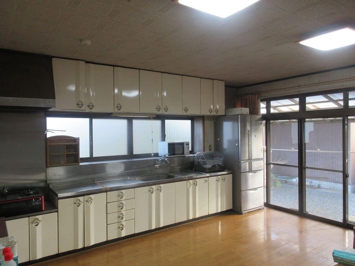 広島県三次市の物件のダイニングキッチン。作業スペースが広くて使い勝手がよさそうです。掃き出し窓も開放感があっていいですね。
