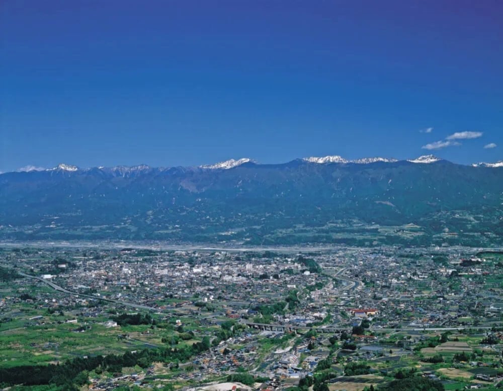 長野県飯田市は、南アルプス（写真）と、中央アルプスに囲まれた自然豊かな環境