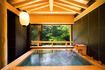 石川県加賀市「かがり吉祥亭」の家族で入ることもできる檜の貸切風呂。今回のキャンペーンでは、通常価格から半額の1,500円（45分）でゆっくりと入れます！