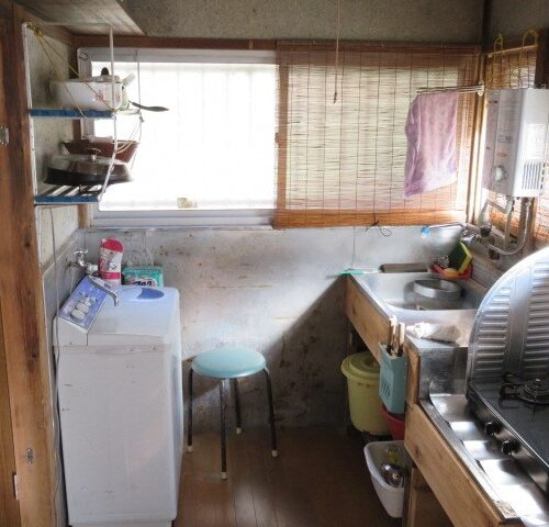 静岡県南伊豆町の物件の台所にはガスコンロと給油機が設置されているのでこのまま使うことも可能ですが、床に沈むところがあります。全体的な改修を検討してもよいかもしれません。