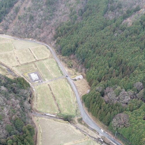 「女と男」の市川さんは、「60平米の平屋が気に入って購入したら、テニスコート3面ぐらいある土地と、1500坪の山がついてきて、大きな土地の地主になりました（笑）山のくぼみの家屋が市川ハウスです」と話します。