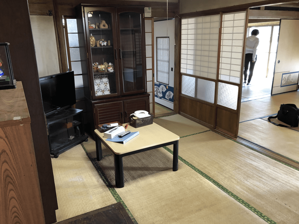 大分県国東市の物件の居間として使われていた和室。障子やふすま、欄間などに意匠が感じられます。