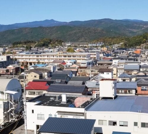 物部川、国分川、吉野川の源流域から高知平野の北東部に位置し、剣山国定公園などに属する自然豊かなまちだ。特産品はユズやショウガ、ニラなど。高知龍馬空港より車で約15分、土讃線高知駅より特急で約15分。