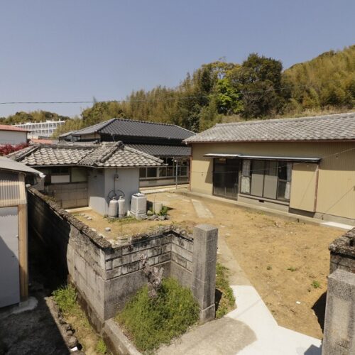 高知県香美市の物件の正面奥に見えるのが、同じ敷地内にあるコワーキングスペースです。本物件の裏にはゲストハウスがあります。