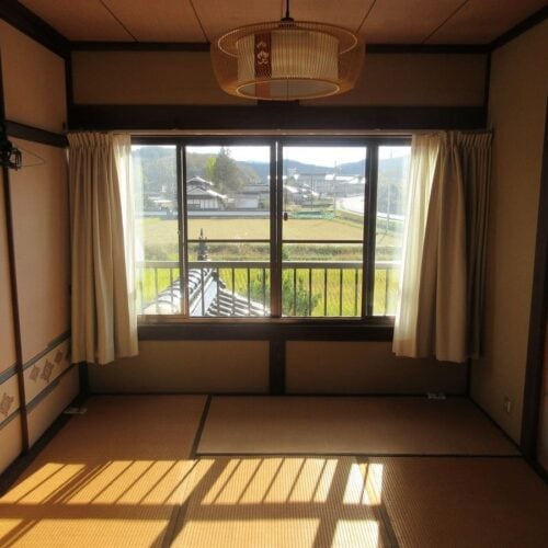 広島県三次市の物件の2階には和室が2室あります。窓からは田園風景が見えるのもいいですね。