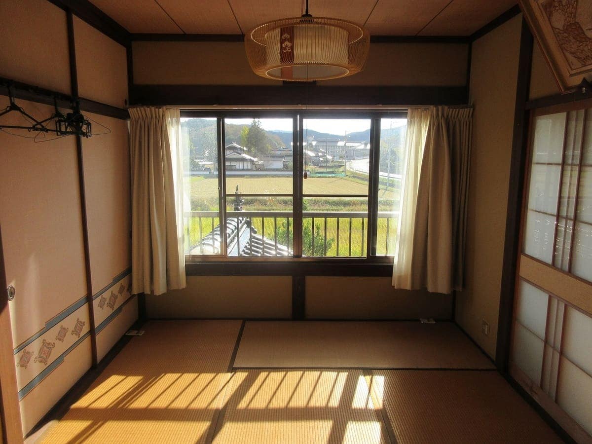 広島県三次市の物件の2階には和室が2室あります。窓からは田園風景が見えるのもいいですね。