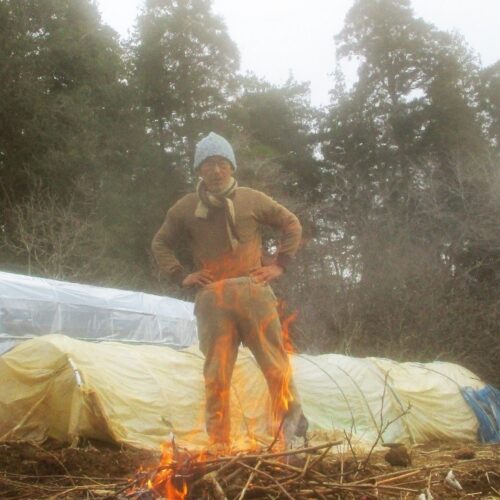 集めた枯れ木で焚き火。火が落ち着いてから周辺に鍬を入れると、黒い土が出てくる。