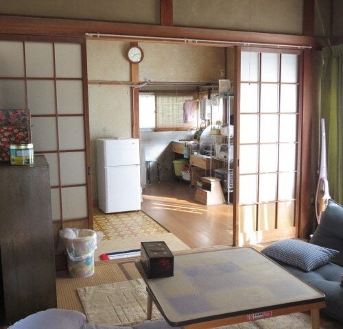 静岡県南伊豆町の物件の和室の隣に、5帖の居間と台所が続きます。ガラス障子を開けて広々と使うことができます。