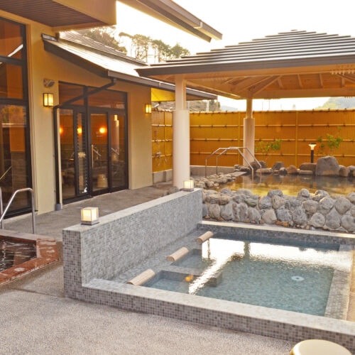 静岡県南伊豆町営温泉「銀の湯会館」は露天寝湯やサウナ、食事処や休憩室があり設備も充実しています。