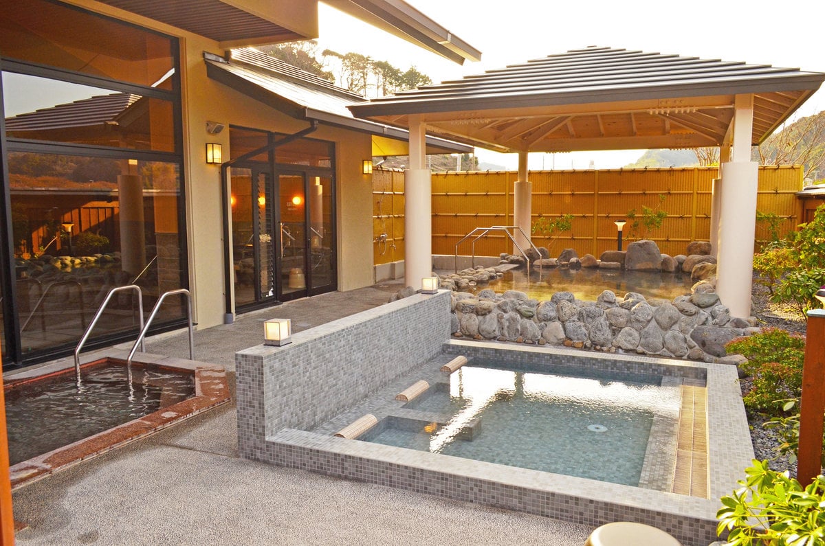 静岡県南伊豆町営温泉「銀の湯会館」は露天寝湯やサウナ、食事処や休憩室があり設備も充実しています。