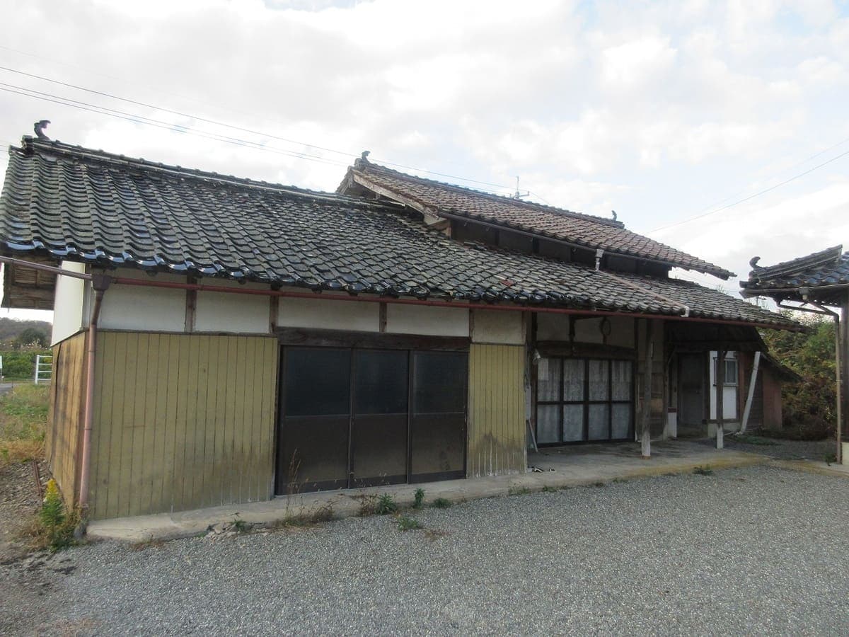 広島県三次市の物件の敷地内には納屋があるので、収納にも困りません。