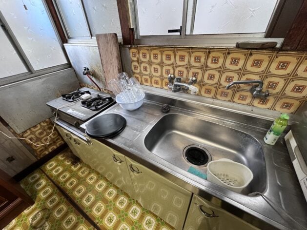 愛媛県忽那諸島の中島北西部にある古民家のキッチンは6帖のスペース。旧式の設備ですが、そのまま使うことができます。