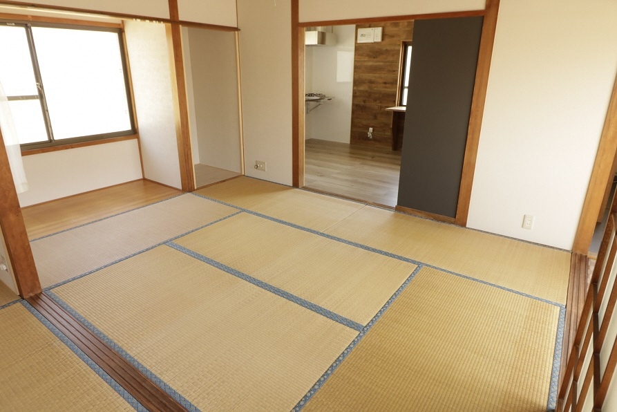 高知県香美市の物件の高知県香美市の物件のキッチンへとつづく東側の和室。こちらにも小スペースですが物置が設けられています。襖を開けて南北の廊下と繋げると広々と開放感のある空間になります。