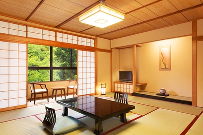 石川県加賀市にある「かがり吉祥亭」の「花」タイプの客室には、「広縁（ひろえん）」と呼ばれる窓際のスペースももちろんあります！