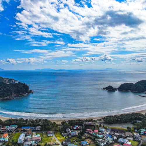 静岡県南伊豆町の日本の渚100選にも選ばれた弓ヶ浜です。青い空と白い砂浜が美しい海岸線が、弓なりに1.2kmにわたって続き、海水浴やウォーキングを楽しむ人々で賑わう人気のスポットです。