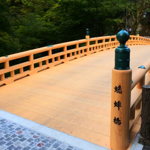 石川県加賀市にある檜で作られた「こおろぎ橋」。ここから見る「鶴仙渓（かくせんけい）」は圧巻の眺めです！