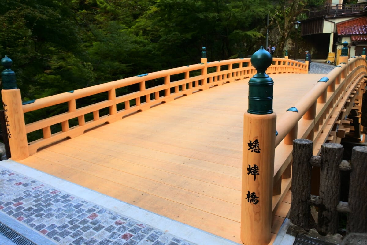 檜で作られた「こおろぎ橋」。ここから見ることのできる「鶴仙渓（かくせんけい）」は圧巻の眺めです！