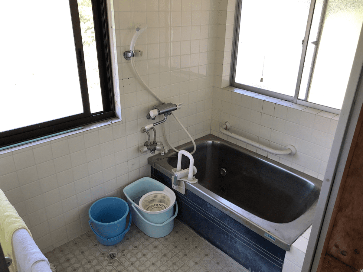 大分県国東市の物件の風呂は故障しているので、そのままでは使用できません。定住するなら改修費補助の利用を検討してください。