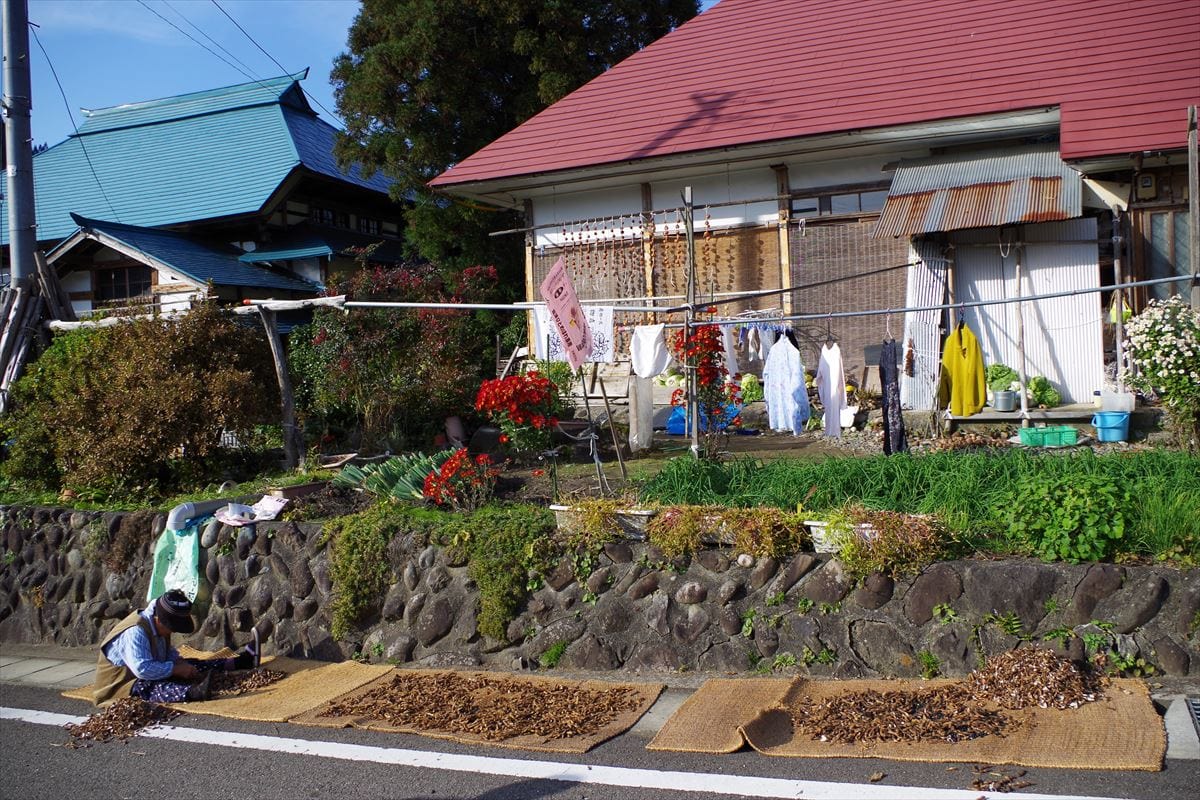 福島県金山町では、いつまでも元気に作業するシニアが多い