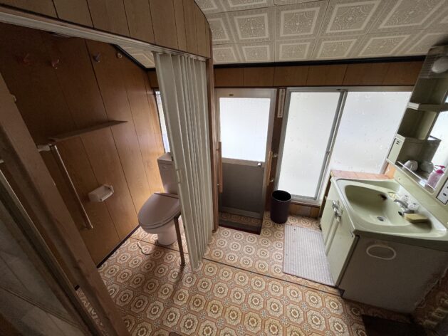 愛媛県忽那諸島の中島北西部にある古民家の洗面所とトイレは同じ空間にあります。トイレは水洗ですが、個室ではないため、リフォームをオススメします。