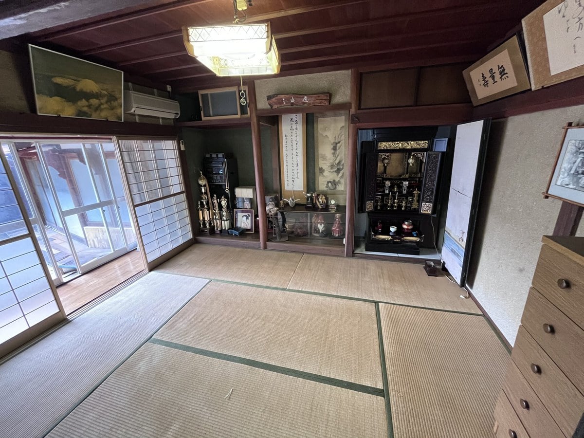 愛媛県忽那諸島の中島北西部にある古民家の6帖の和室は、古民家の風情を残しています。