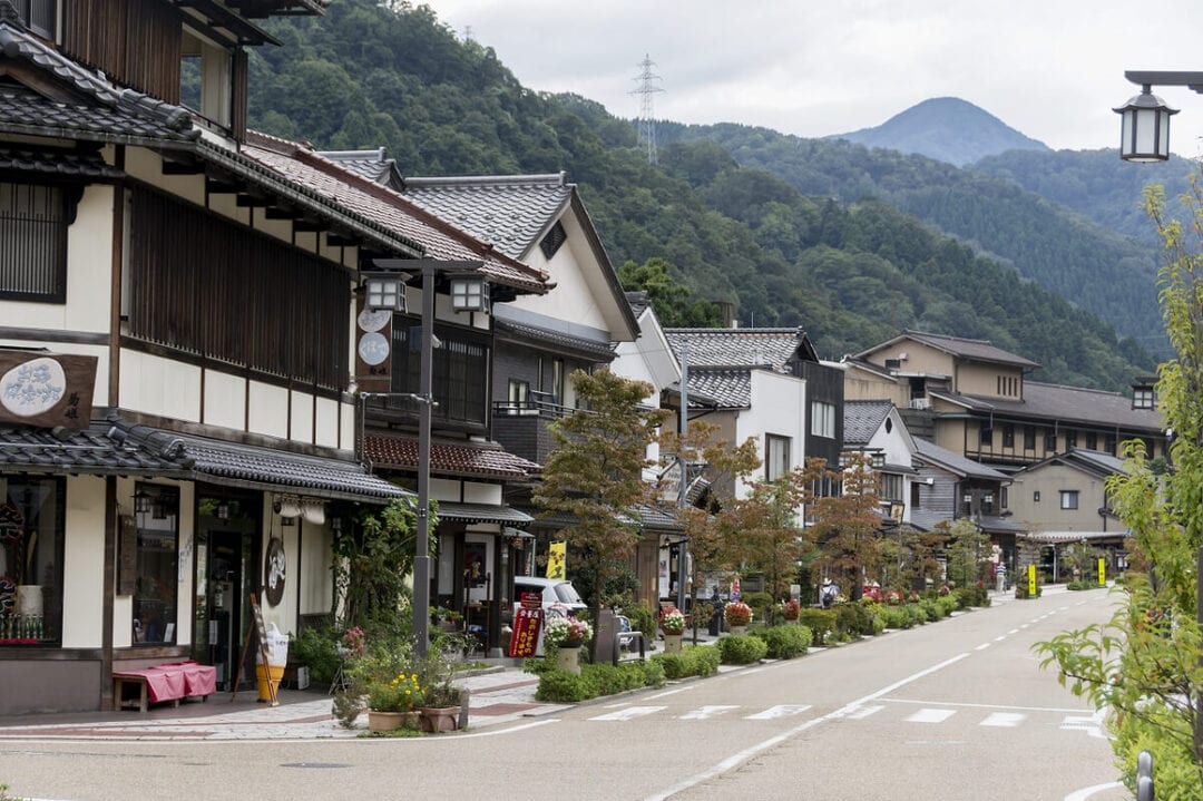 石川県加賀市にある「ゆげ街道」。石川県の伝統工芸品「九谷焼」や山中温泉地区で作られる「山中漆器」を売るお店も数多く連ねています。こおろぎ橋のすぐそばにあるので、お散歩がてら行ってみるのもおすすめです！