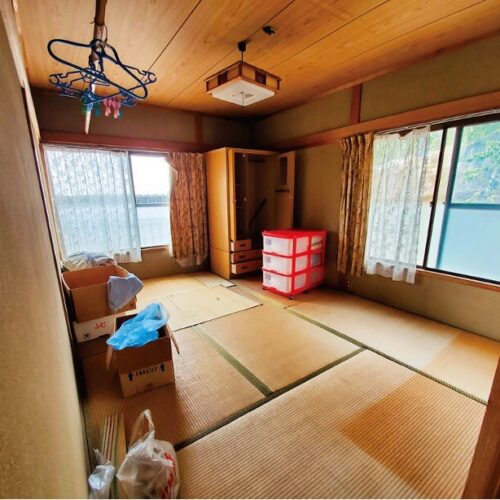 宮崎県串間市の物件の2階の6畳の和室。家具などの残置物があるため、入居時期と処分については要相談となる。