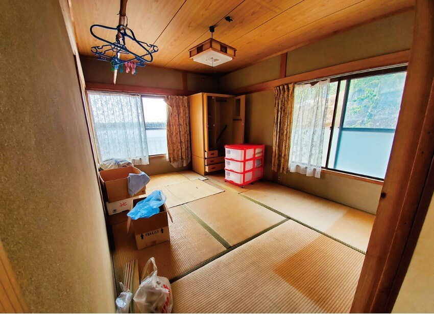 宮崎県串間市の物件の2階の6畳の和室。家具などの残置物があるため、入居時期と処分については要相談となる。