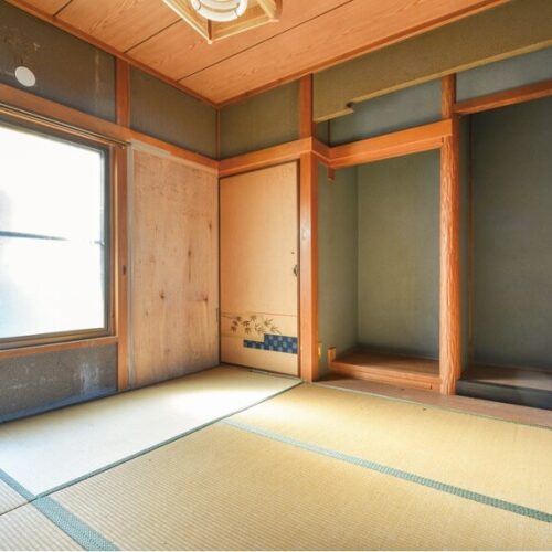 愛媛県宇和島市の物件の床の間と小さめの押し入れがある4.5畳の和室。山側だが南向きで日当たりはまずまず。