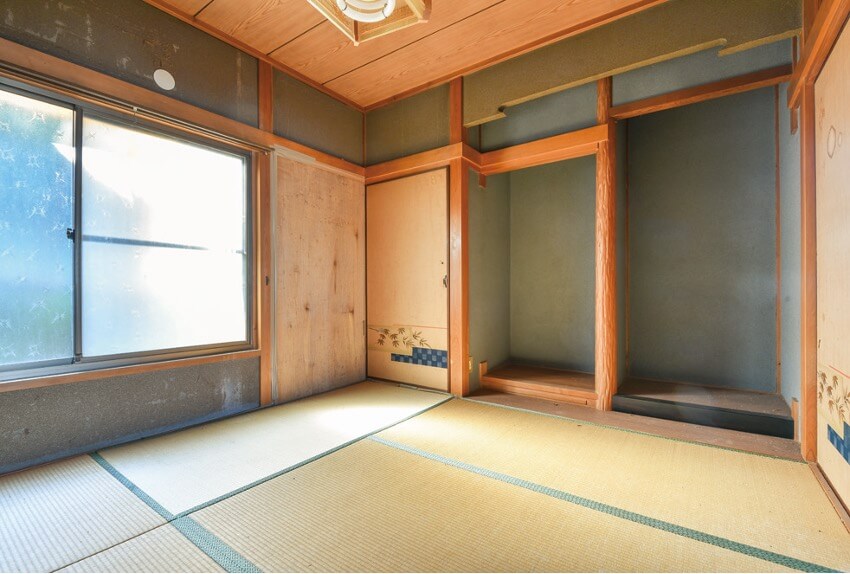 愛媛県宇和島市の物件の床の間と小さめの押し入れがある4.5畳の和室。山側だが南向きで日当たりはまずまず。