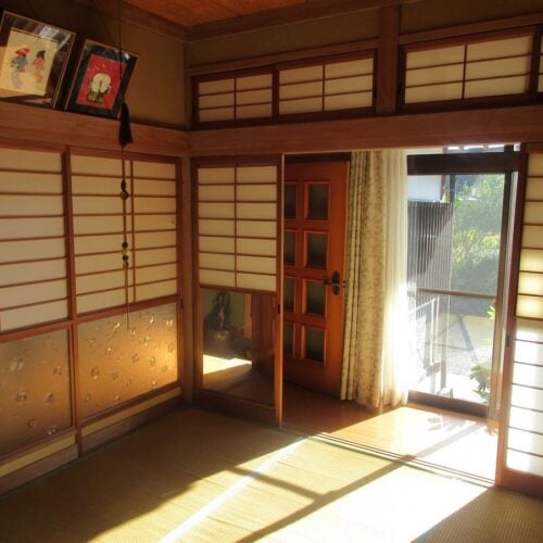 広島県三次市の物件の6帖の和室。玄関の並びには、日当たり良好な広縁が。洗濯物もよく乾きそうですね。