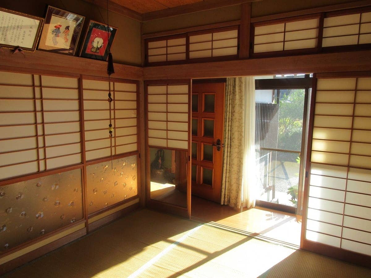 広島県三次市の物件の6帖の和室。玄関の並びには、日当たり良好な広縁が。洗濯物もよく乾きそうですね。