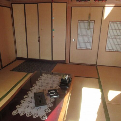 広島県三次市の物件の8帖の床の間のある和室。1階には8帖間が1室と6帖間が2室あります。いずれも和室です。